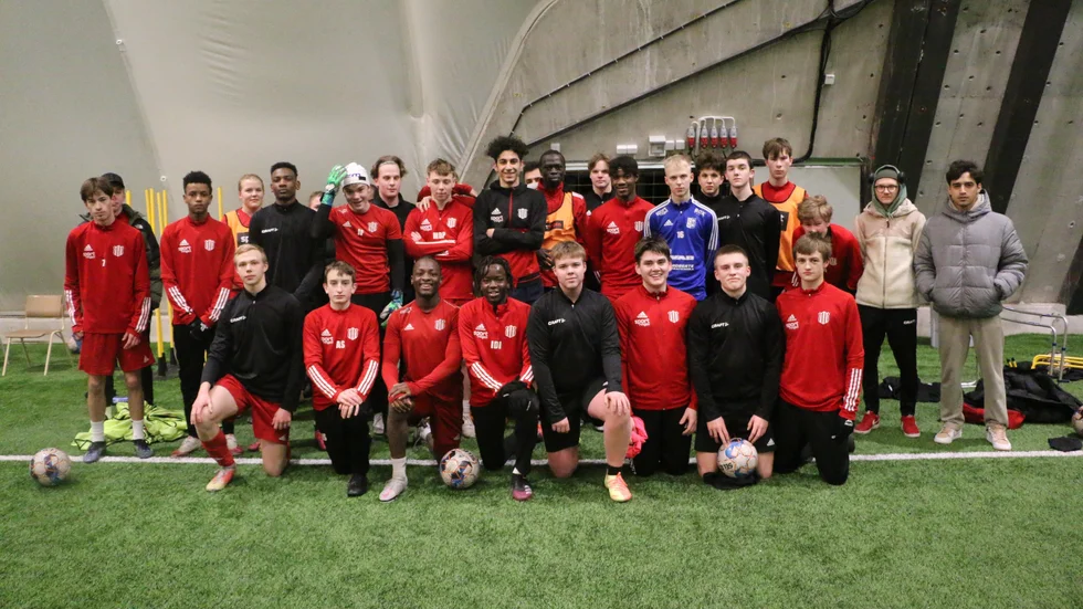 LIU fotbollsutbildning är populär bland eleverna på Strömbackaskolan i Piteå. Nu vill Socialdemokraterna flytta fotbollshallen från Noliaområdet, något som kan äventyra hela utbildningen.