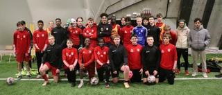 Socialdemokraternas vallöfte om fotbollshallen kan bli ett dråpslag mot ungdomarna – sportchefen och läraren kritisk: "Förväntar mig en dialog"