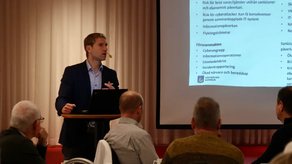 Kommunens säkerhets- och räddningschef Joakim Jansson deltog i mötet för att delge publiken information och en rapport om säkerhetsläget efter Rysslands invasion av Ukraina.