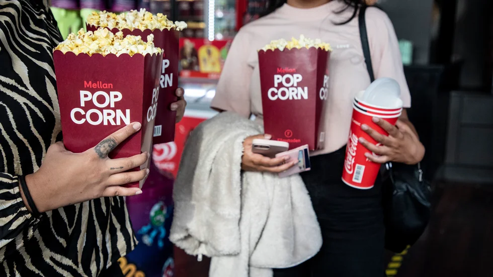 Beslutet från Filmstaden att bara tillåta ätande och drickande av det som köpts på biograferna har väckt starka reaktioner. Något som får insändarskribenten att reflektera över proportionerna.