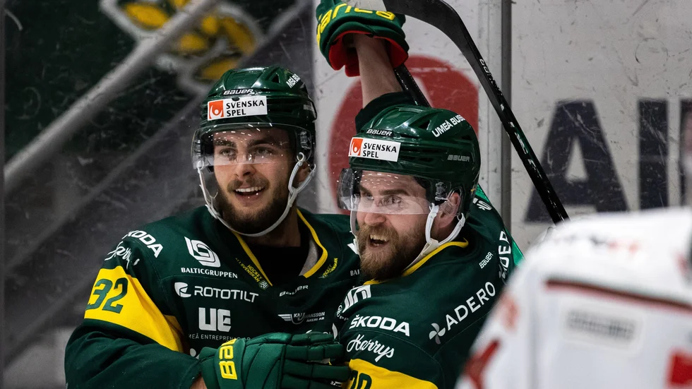 Jacob Olofsson (t v) gjorde två mål i den sjätte matchen i hockeyallsvenskan semifinalen mellan Löven och Modo.