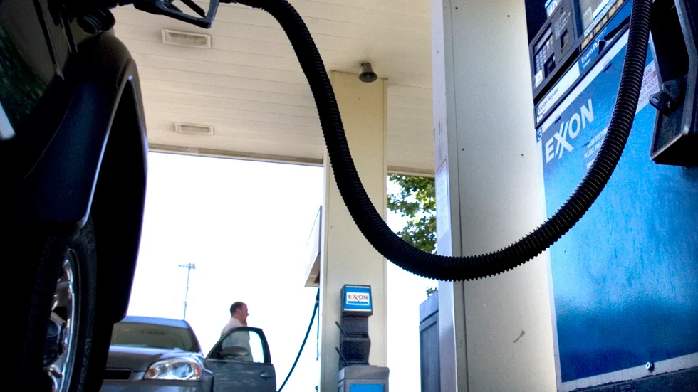 Fossilbolagen kommer inte att sluta med utvinning av olja och naturgas på eget bevåg. Det spelar ingen roll hur många rapporter som slängs på dem. 