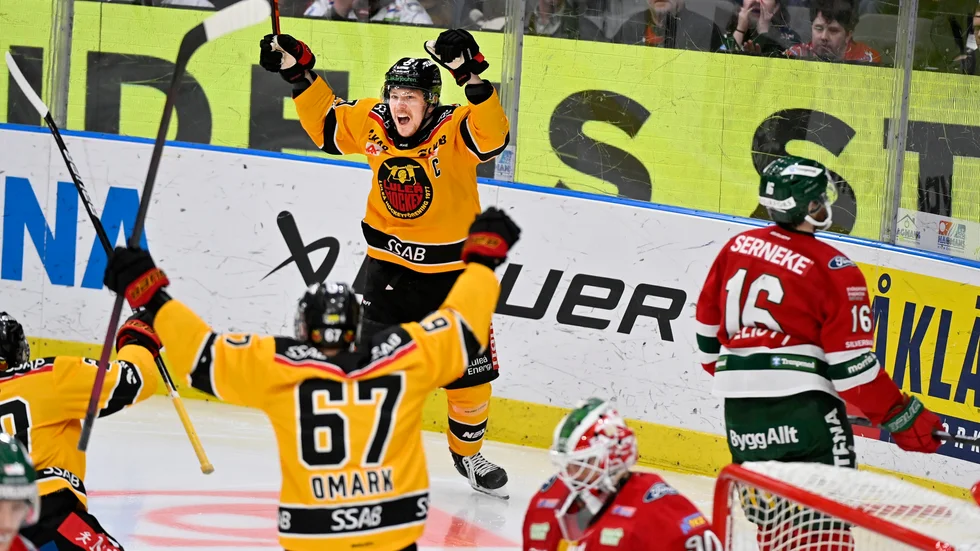 Luleås Erik Gustafsson (vid sargen) jublar efter sitt märkliga 3–1-mål i segern med 4--2 mot Frölunda i Göteborg. Nu står det i 1–1 i matcher, och Luleå har hemmais när semifinalserien fortsätter på tisdag.