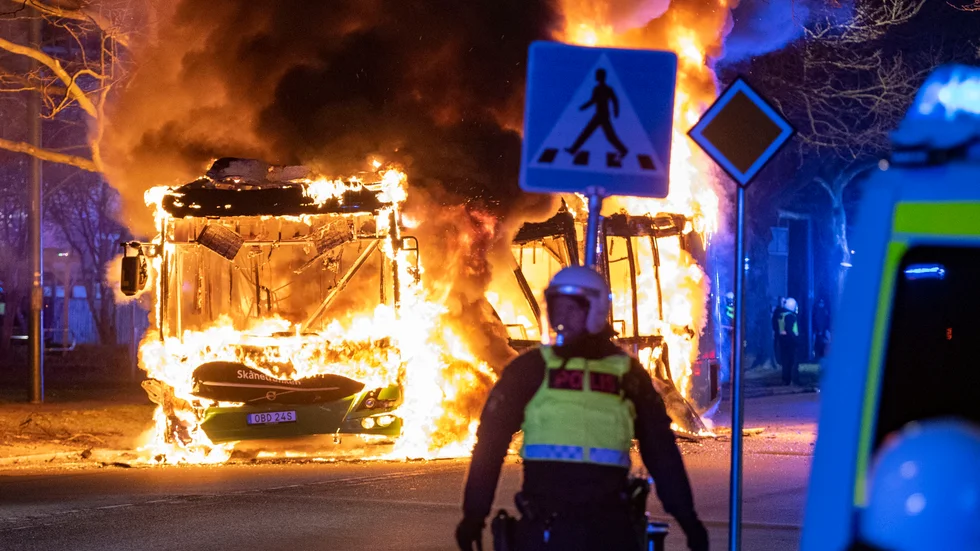 Stilla veckan 2022. En stadsbuss brinner i Rosengård i Malmö. I år behövdes en verkligt stilla vecka.