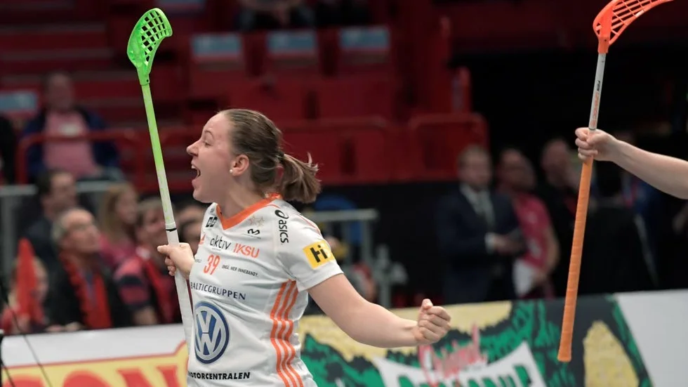 Sofia Joelsson jublar efter ett av sina två mål i årets SM-final där Iksu vann med 4–2.