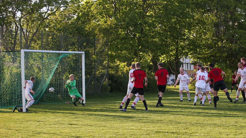 AC Studenternas Rodi Sliwa nickar in 3-1 mot Boxholm.