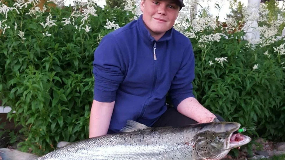 BJÄSSEN. Jonathan Larsson lyckades fånga en lax – på 15 kilo.