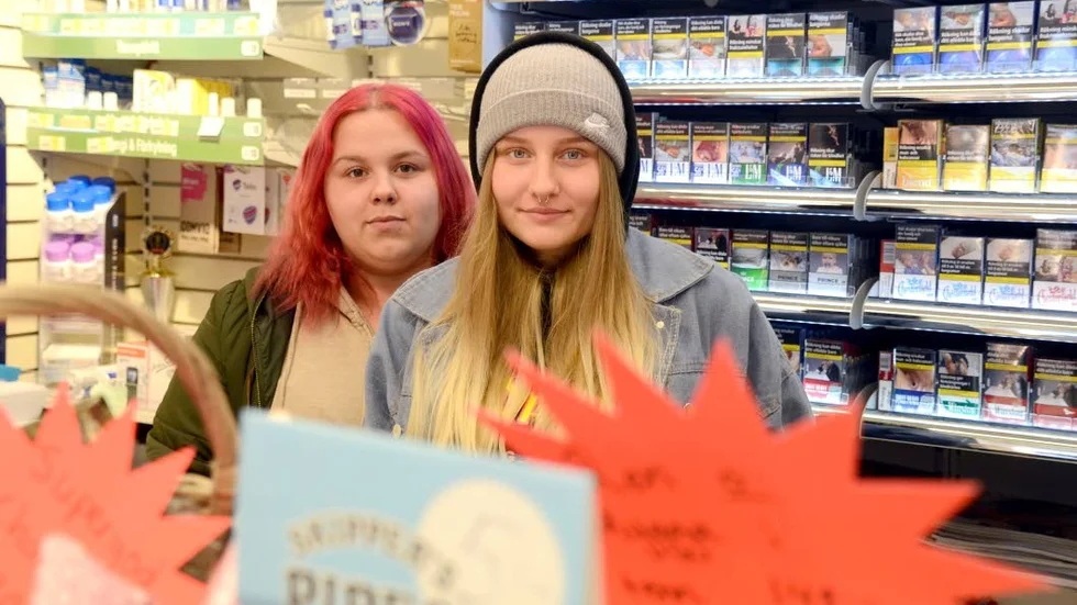 Tågstationskiosken. Julia Renström och Natalie Jatkos arbetsplats har drabbats av vandalisering.