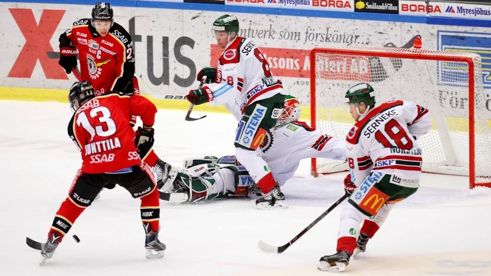 Bortdömt. Luleå Hockey fick ett bortdömt mål i 0–1-förlusten mot Frölunda förra säsongen, efter en kontakt mellan Johan Harju och göteborgarnas målvakt Dan Bakala.