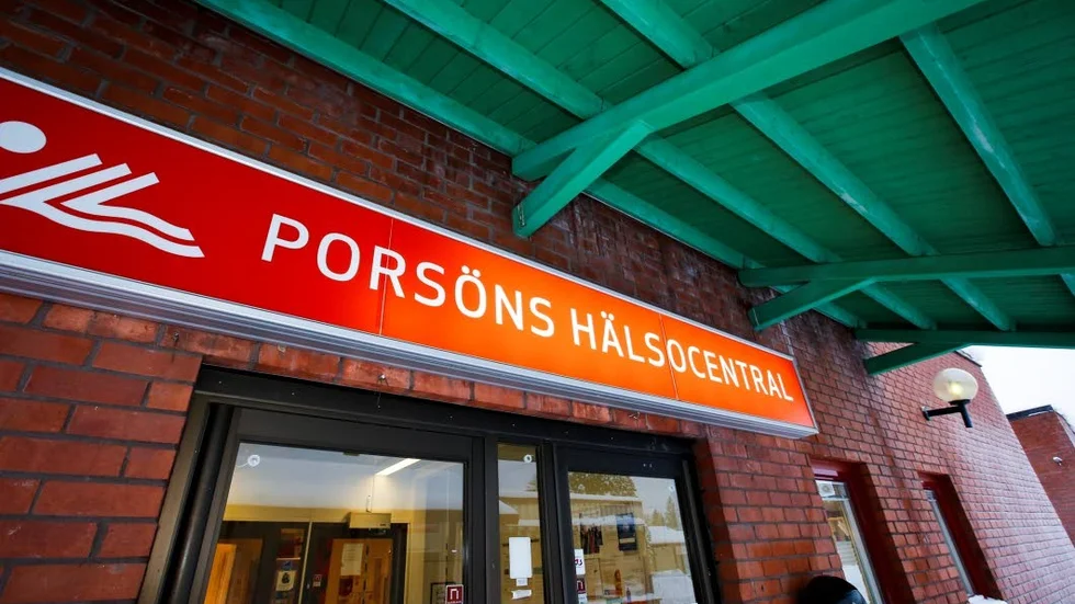 Sommarstängt. Först i mitten av augusti öppnar Porsöns hälsocentral igen. Patienter hänvisad under tiden till Björkskatans hälsocentral.