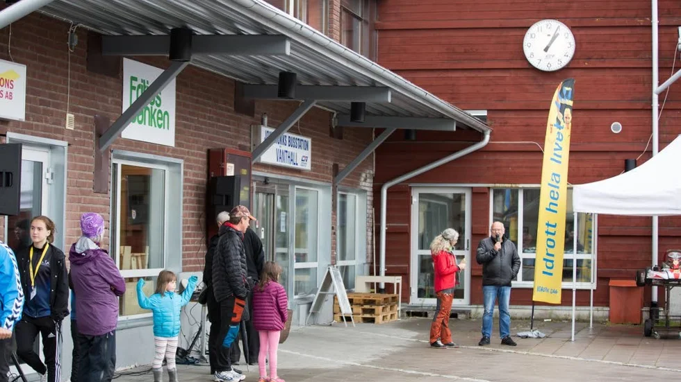 Kändis. Rallyföraren Stig Blomqvist medverkade vid insamlingen av sportutrutsning till Fritidsbanken i Jokkmokk. Intill honom står Magdalena Forsman, arbetsmarknadsförvaltningen.