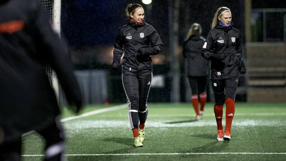 Nytt kontrakt. Målvakten Moa Öhman (i mitten) har förlängt sitt kontrakt med Piteå IF.