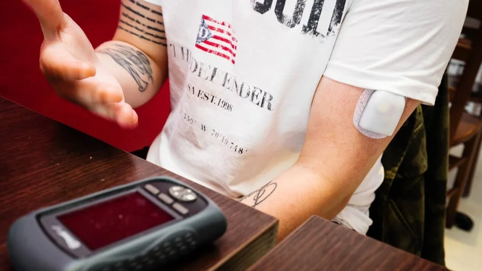 Dyrbar. Dosan för att tillföra insulin och mäta blodsocker kostar runt 40 000 kronor idag, men det är pumpen på Anton Niemis arm som är det dyra.