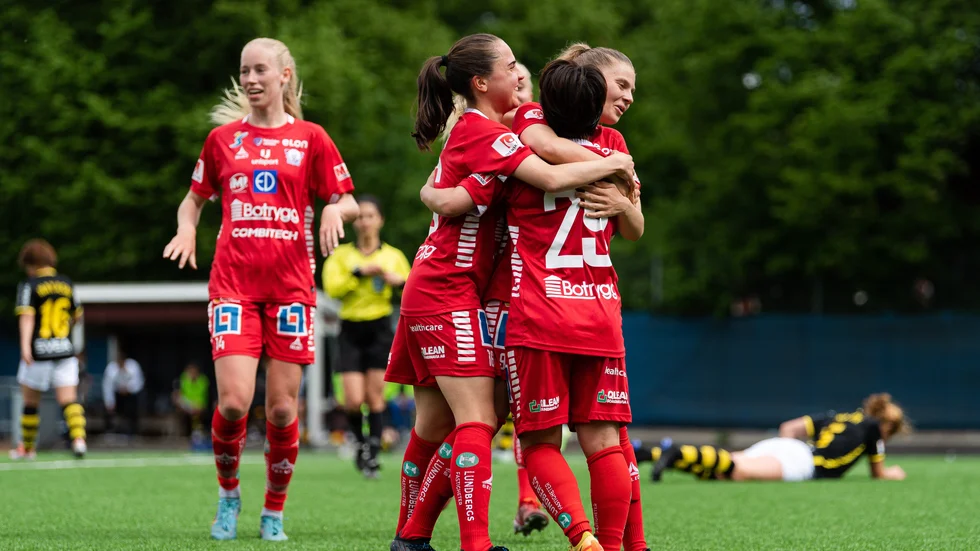 Linköpings Therese Simonsson jublar efter 0-2 under fotbollsmatchen i Damallsvenskan mellan AIK och Linköping.