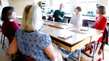 Skapande skola. Konstkonsulent Armin Scholler berättar om  idén bakom "Tusen turkosa toner" för lärarna Christina Hoffman, högbyskolan, Charlotta Danielsson, Endre skola, Annika Fritzson, Högbyskolan och Birgit Jalkler, Högbyskolan. Foto: Tobias Wallström