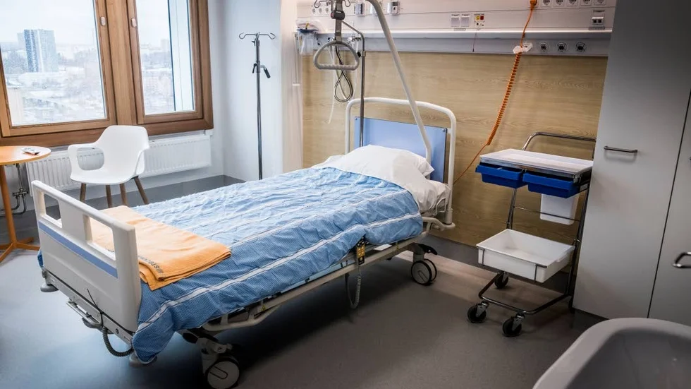 Vårdplats. Det är inte brist på vårdplatser, utan brist på personal som gör vårdköerna till ett problem.