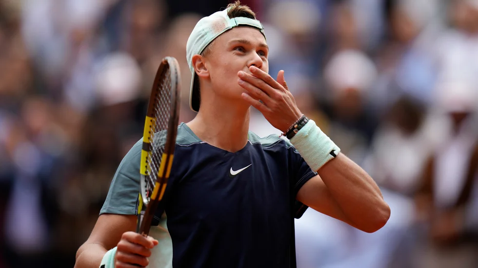 Holger Rune skrällvann mot världsfyran Stefanos Tsitsipas.