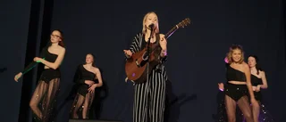 Bra start på musiksatsning • Barnen fick gå upp och dansa med artisten