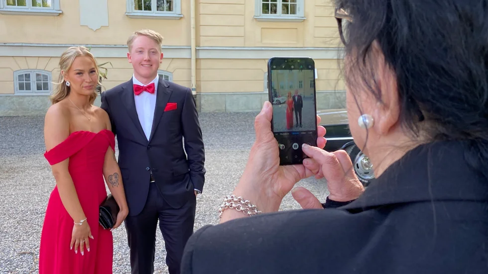 Gästerna förevigades av nära och kära när de anlände till slottet. Gustaf Henriksson kom i sällskap med Ebba Hellgren.