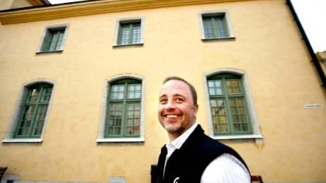 NYSATSNING. Jonas Hejdenberg framför sin nysatsning - kontorshotell och kafé i Donnerska huset i Visby.