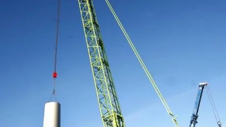 TUNGA LYFT. Den enorma lyftkranen hissar upp tornbasen, som väger 100 ton.