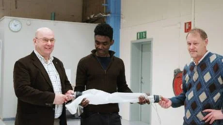 Avlopp. Lars Holm, Kwame Agyei och Lars-Erik Hansson ser positivt på framtiden. Här håller de i en protoyp som så småningom ska kunna reparera gamla avlopp inifrån.