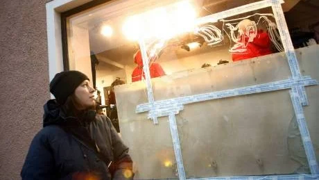 drabbad HANDLARE.  - De som gjorde inbrottet visste precis vad de ville ha, sa Petra Larsson efter kuppen mot affären Urban Street som hon driver tillsammans med Ronny Holm. Hennes affär var var en av de många som utsattes för stölder.            Foto: Petra Jonsson/Arkiv