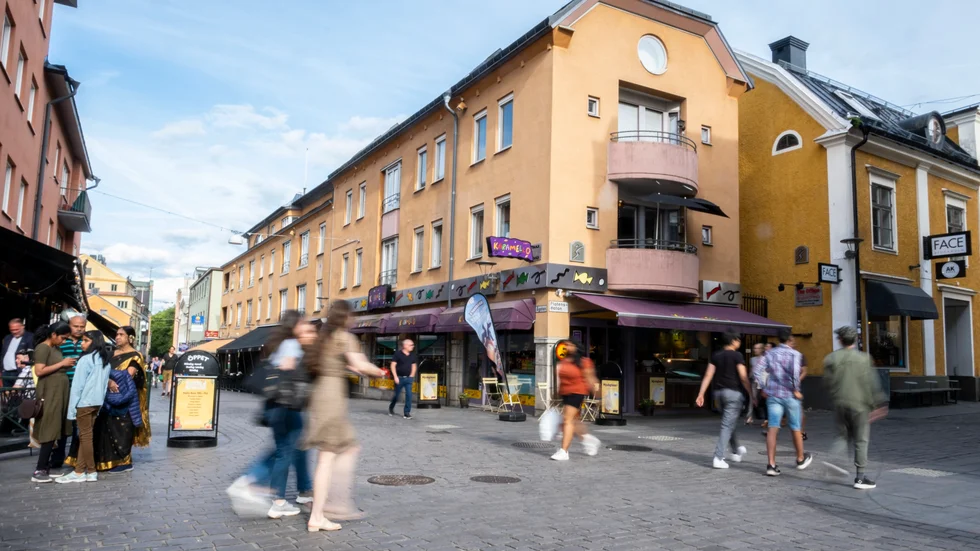 Karamello har legat på Ågatan sedan 90-talet. Första i en mindre lokal på andra sidan gatan, nära Harrys. Butiken kommer att hålla öppet under sommaren som vanligt.