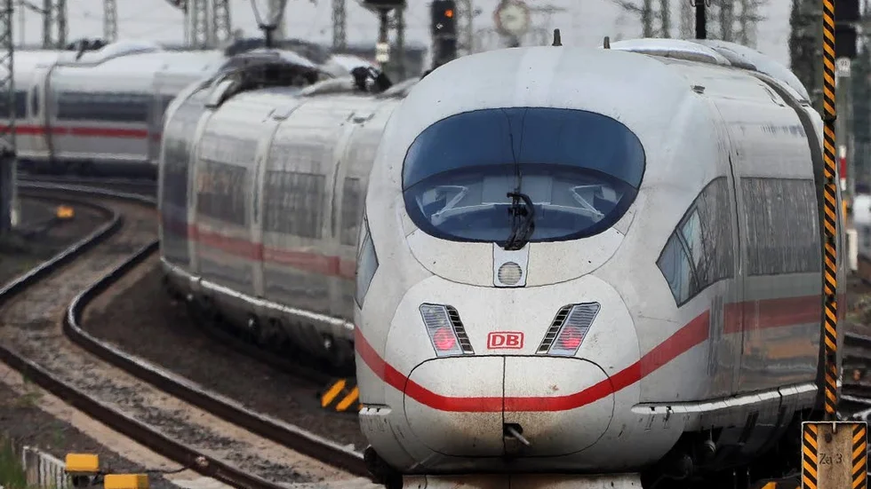 Syftet med stora investeringar i nya järnvägar måste vara mycket bredare, både mer arbetspendling och bättre kontakt med kontinentens snabbtågsnät.  Att ersätta mycket av inrikesflyget mellan tre svenska storstäder är inte det enda syftet.