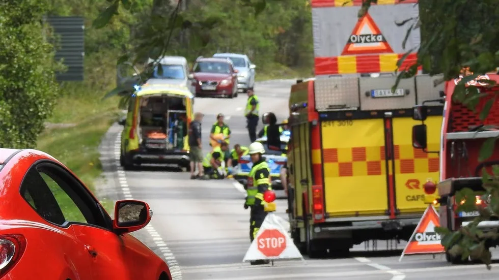 Vägen stängdes av helt kring olycksplatsen nära avfarten till Svärdsklova.