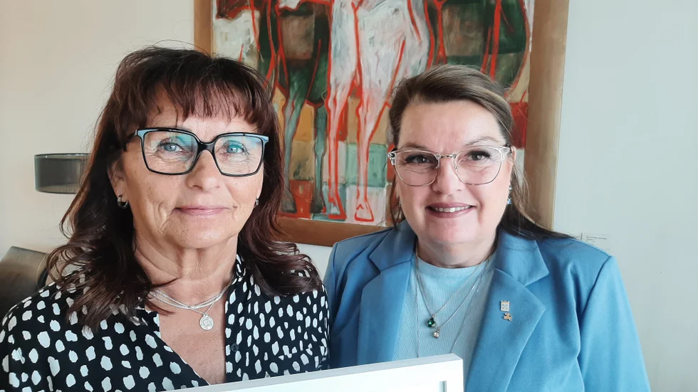 Heli Lamppa och Carina Bergdahl tog emot stipendiet som gick till Ängskolan. Ur motiveringen: Personalen imponerar på så sätt att de är mänskliga, sympatiska, empatiska och varma med barnen på skolan.