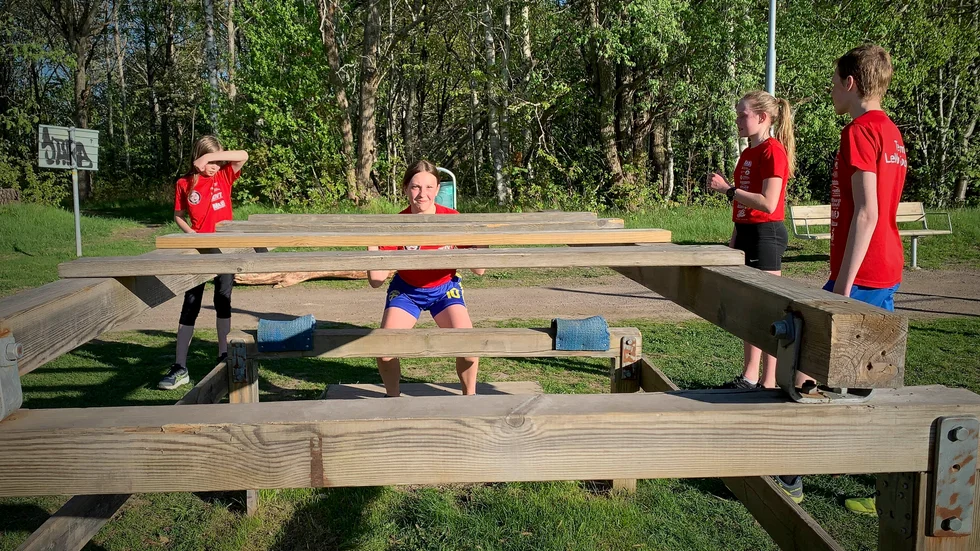 Det är benen som skall jobba! Sarah Larsson demonstrerar för Alvin Korall, Amanda Hahne och Axel Kierman.