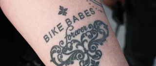 Bike Babes i kolonn på egna villkor