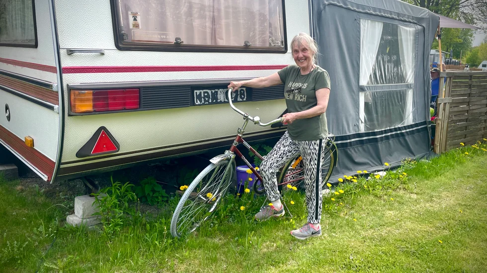 Seija Söderling trivs som fisken i vattnet vid husvagnen på Djulö camping. Ibland tar hon också en cykeltur. 
