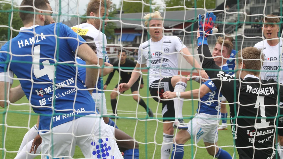 Motala AIF:s Simon Karlsson dundrar upp bollen i ribban efter hörna. Fokus framåt ihop med Anton Pellettieri Hennig och Hugo Rödlund. Maif är riktigt fokuserade på hemmaplan där laget tagit maximala tolv poäng hittills i norrettan. "En skön aura kring laget", tycker Jens Bollius.