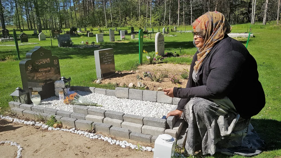 Sewda Abdulahi kommer ofta till begravningsplatsen. Hon pratar med sonen, tänker, saknar.