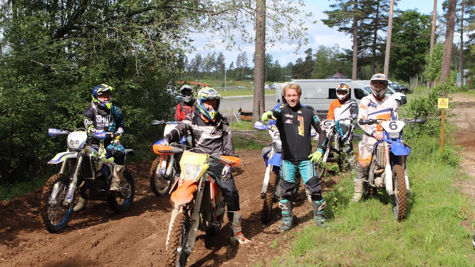 Adam Fast (utan hjälm) satsar i första hand på att göra bra ifrån sig som förstaårssenior i SM-serien, men han är inte främmande för att tränare enduromotionärerna i SMK-Vingåker.
