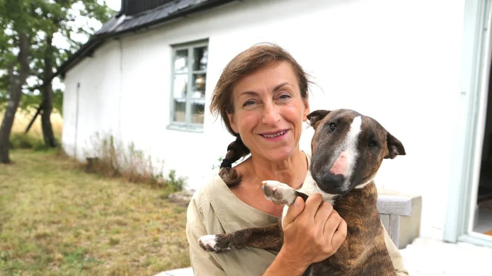 Lill-Zlatan och morbror raring är en bok som ligger Pija Lindenbaum, här på bild tillsammans med hunden Majken, extra varmt om hjärtat. Hon hade själv en morbror som hon tyckte väldigt mycket om.