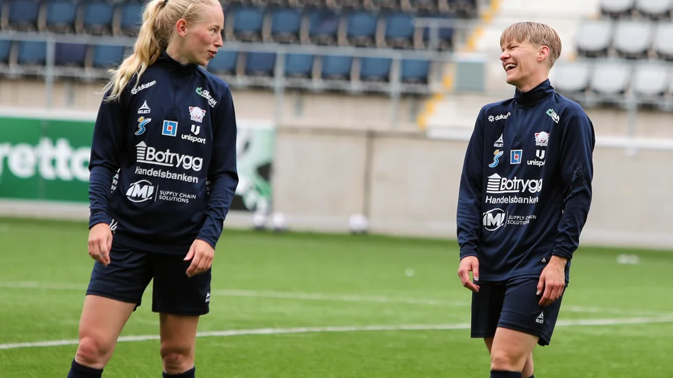Nilla Fischer (till höger) trivs med livet och liret. Det var hon själv som framförde idéen om en dags föräldraledighet. "Från början tror jag att det var min svägerska som kom med tanken. Efter säsongen får jag utvärdera om det påverkat mig som spelare. Jag känner mig inte sämre...men du får fråga Andrée (Jeglertz, tränaren). Haha."
