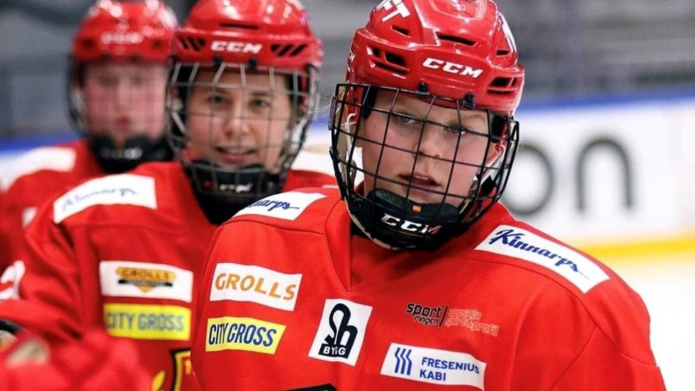 Rebecca Bellqvist är snart inne på sin sjätte säsong i Almtuna och välkomnar förslaget om att tillåta tacklingar på samma sätt som i herrhockeyn. Men det finns kritiska röster...