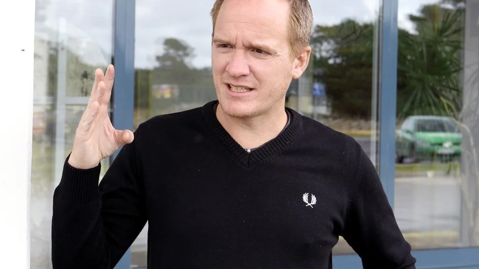 Superettanmatchen avbröts efter att Visbydomaren Patrik Klintberg träffats av något från läktaren. Själv tror han det var från ett skjutvapen