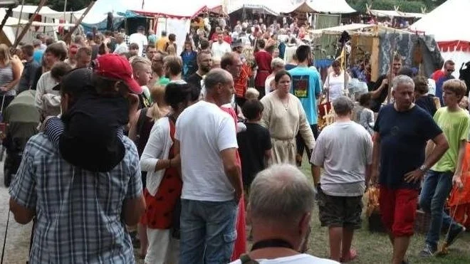 Numera krävs det ett festivalpass för att uppleva Medeltidsveckans traditionsenliga marknad, vilket lett till uppretade känslor.