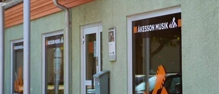 Åkesson tvingas till utförsäljning