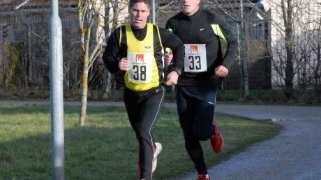 Snabbast. Olof Thunegard och Daniel Hejdström tog snabbt täten i första deltävlingen av Vintercupen, men Olof drog ifrån och sprang i mål som överlägsen segrare.Foto: INGRID NORRBY