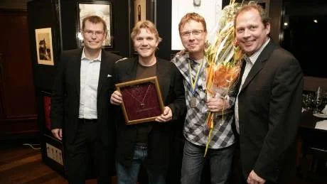 HYLLADES. Visbyfotograferna Jesper Hammarlund och Göran Nilsson flankerade av Stefan Winbo och Beo Stockhem representanter.