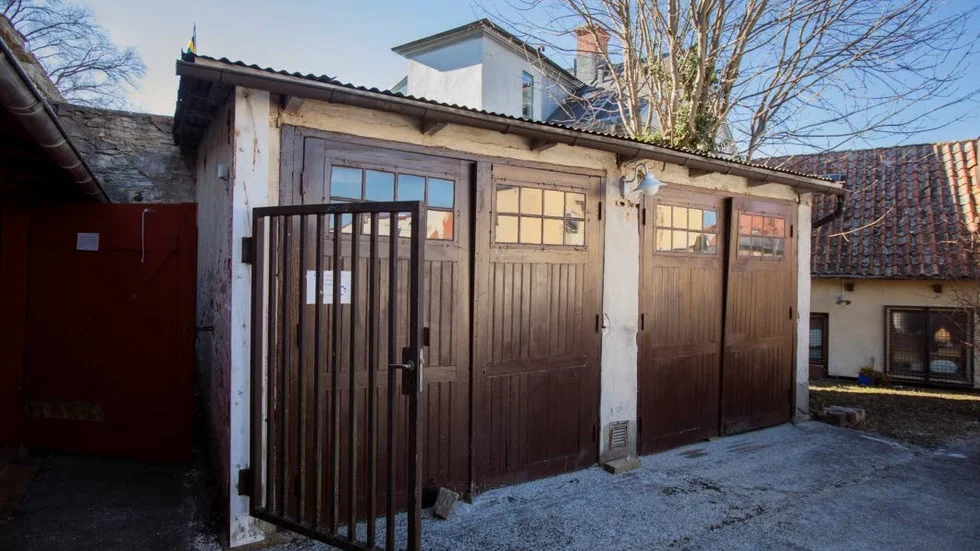 Garaget/förrådet inne på gården.