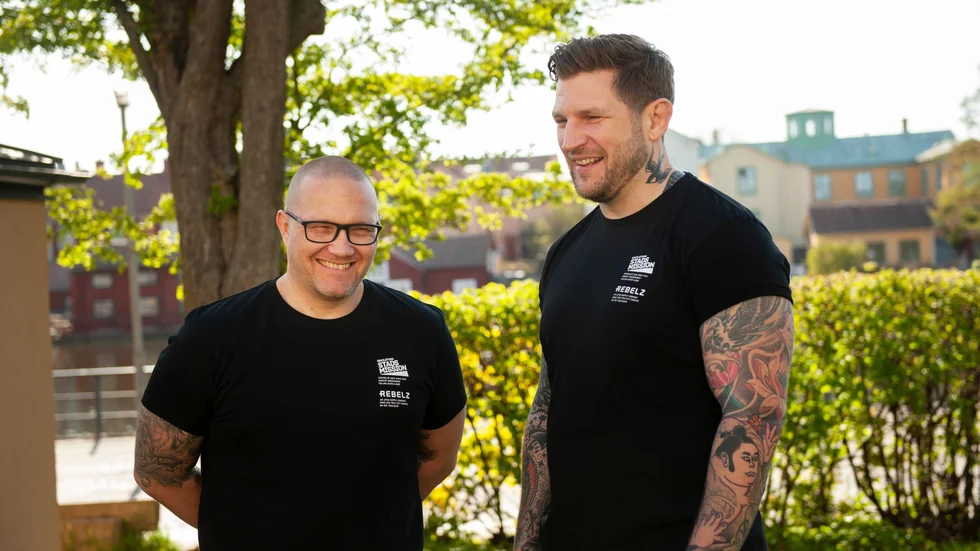 Daniel Rosendahl har varit hjärnan bakom designen av t-shirten medan Fredrik Petterson tog initiativet.