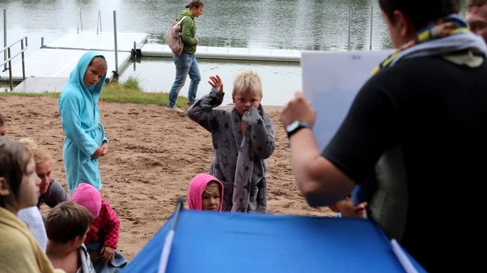 Efter den praktiska delen av utbildningen blev det ett teoripass om badsäkerhet på land.