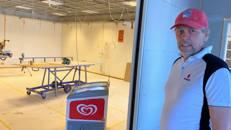 Jerker Ekelund hade tänkt att ha lokalen som popup-lokal för olika event. När Våffelbrukets etableringsansvariga kom förbi av en tillfällighet föll han driket för lokalen. "Det blir ett perfekt komplement till glasscaféet" säger Jerker Ekelund.