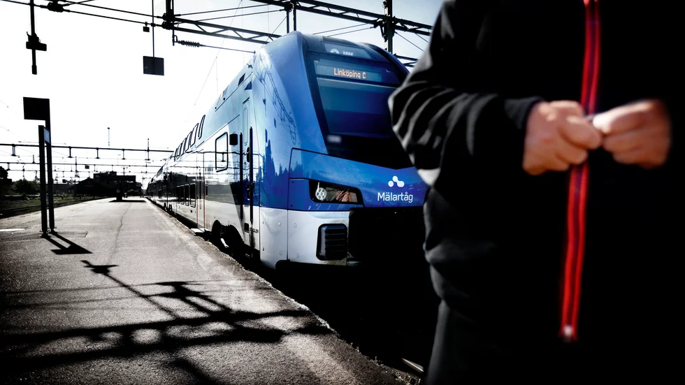 Lokföraren som vi kallar Malin vill vara anonym av rädsla för repressalier från sin arbetsgivare MTR. Hon går med på att fotograferas intill sitt tåg, men vill inte att vi tar bilder inne i förarhytten, där det finns kameror. "Det skulle inte förvåna mig om de la ner tid och energi på att gå igenom filmerna för att ta reda på vem jag är. Det är lite som Kina över det här", säger hon.